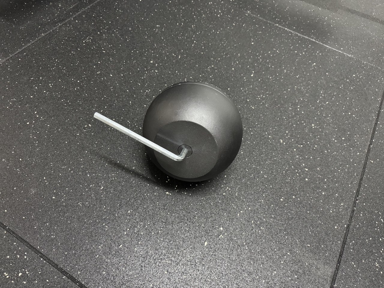 Schritt 1: Deckel der Kettlebell mit dem Inbus lösen